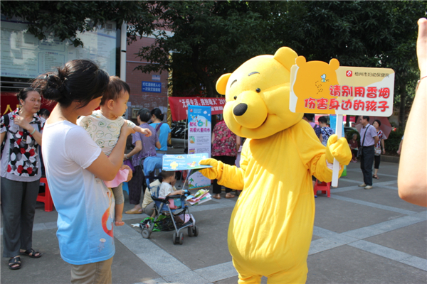 5月29日，梧州市婦幼保健院到潘塘公園參與衛(wèi)生系統(tǒng)開展的世界無煙日宣傳活動(dòng)，該院醫(yī)務(wù)人員扮成可愛的卡通造型，呼吁市民為孩