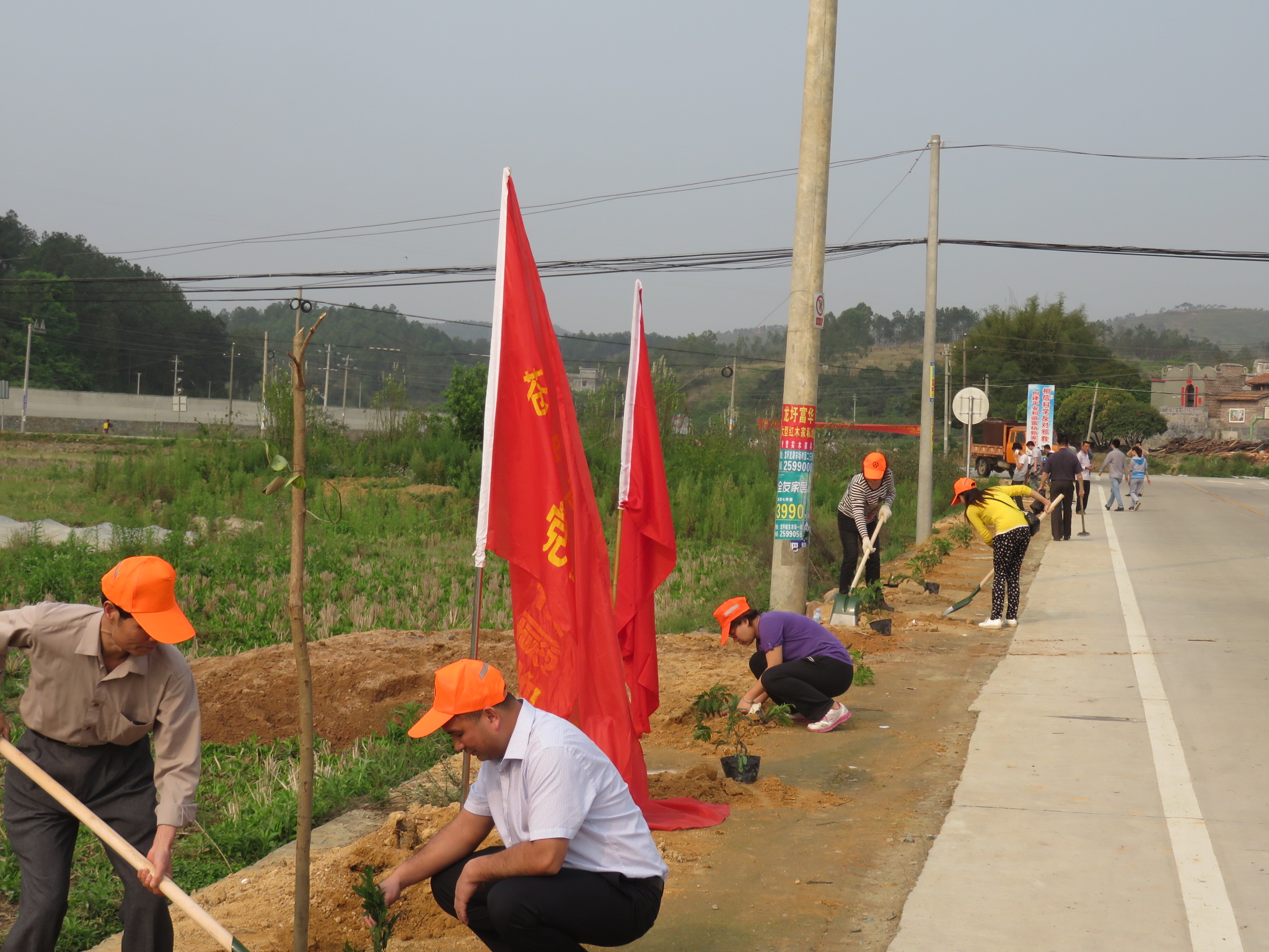 3月19日，龍圩區(qū)人民政府麥用潤副區(qū)長、大坡鎮(zhèn)政府鐘柱海書記、桂東公路管理局陳志武書記、蒼梧公路管理局樂金梅局長等領導與