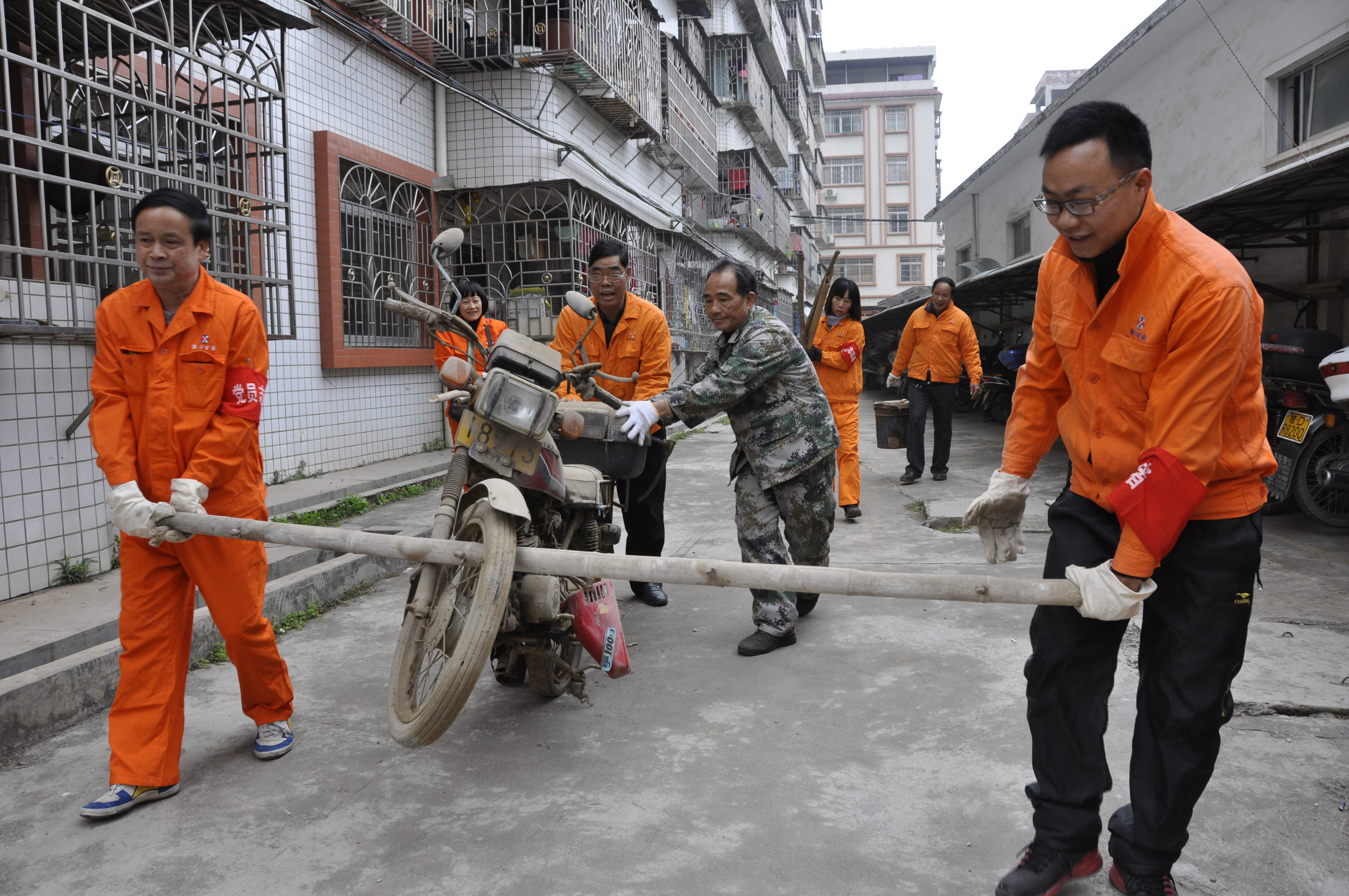 佛子公司開展清理廢舊摩托車、自行車、生活垃圾志愿者服務(wù)活動