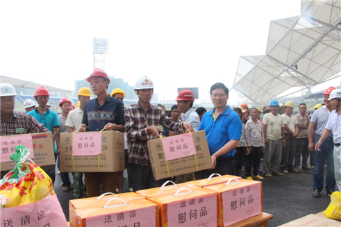 市總工會黨組書記、常務(wù)副主席為在建體育場農(nóng)民工送清涼