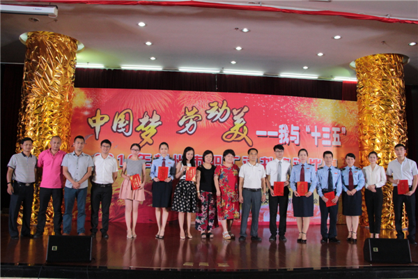 領(lǐng)導嘉賓評委與獲獎選手的合影.JPG