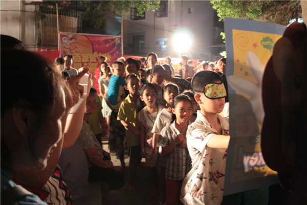 在中秋節(jié)來臨之際，為進一步拓展“雙報到”活動，踐行“兩學一做”學習教育，關(guān)愛社區(qū)職工群眾，營造歡樂祥和的節(jié)日氛圍，梧州市