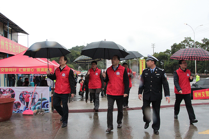 市委常委、組織部部長張惠強(qiáng)，市人大副主任、市總工會主席徐遠(yuǎn)洲一行在東出口春運(yùn)服務(wù)站視察各行業(yè)愛心服務(wù)站.jpg