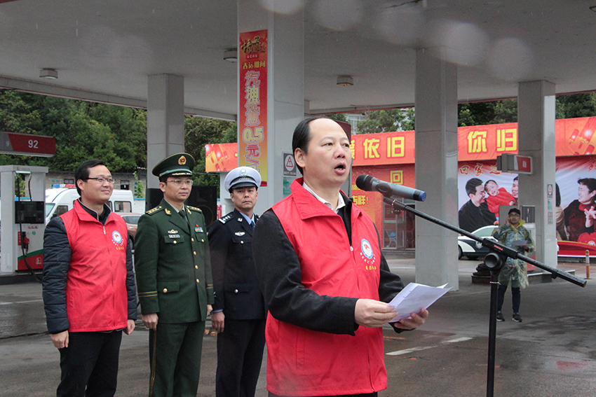 市人大副主任、市總工會主席徐遠(yuǎn)洲在主持“暖流活動”啟動儀式.jpg