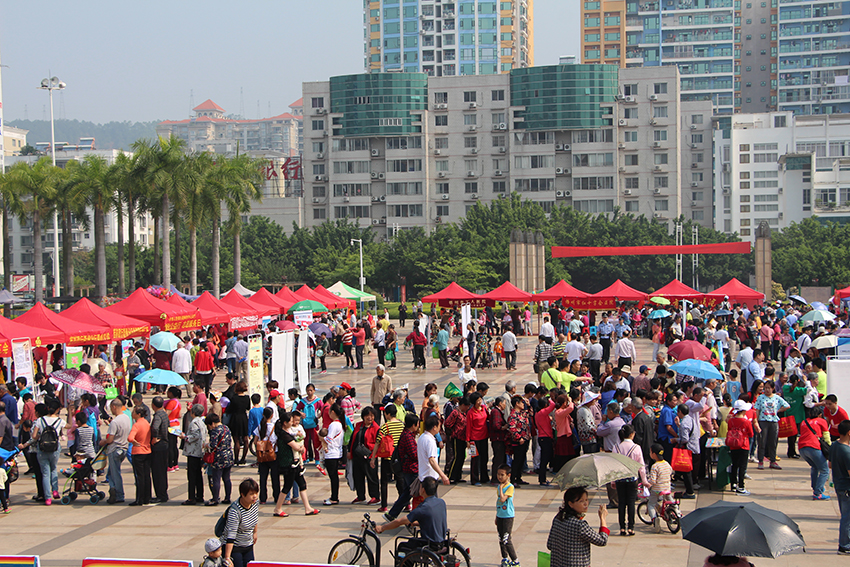 市總工會(huì)舉辦慶五一“中國(guó)夢(mèng)，勞動(dòng)美”服務(wù)職工廣場(chǎng)活動(dòng)(圖文)