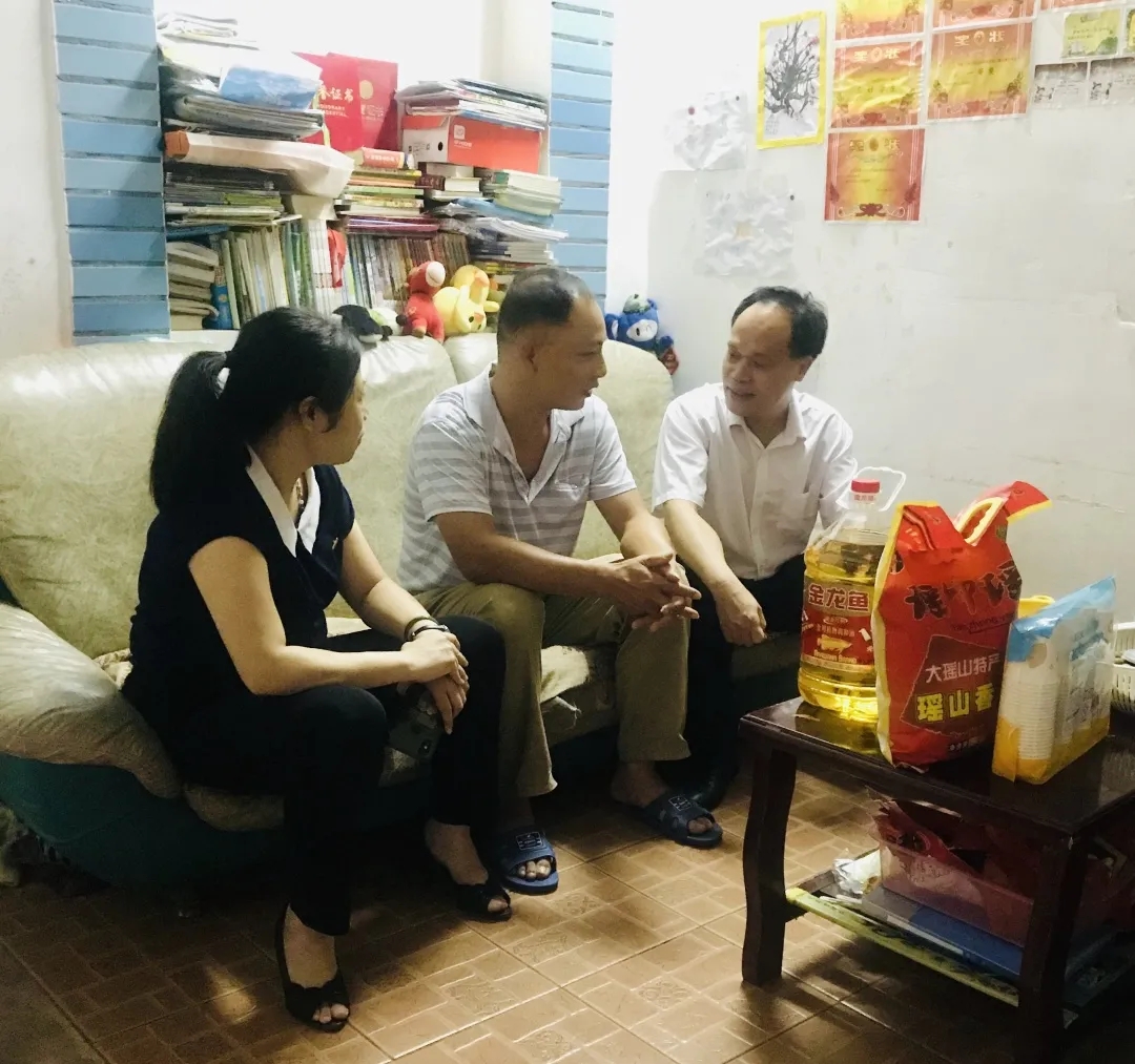 節(jié)日慰問暖人心，結(jié)對幫扶情誼真