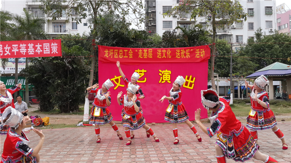 為豐富廣大職工群眾的精神文化生活，營造歡樂祥和的節(jié)日氣氛，2015年春節(jié)期間龍圩區(qū)總工會深入開展“走基層 送文化 送歡樂