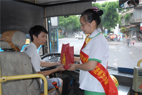 愛(ài)心消暑  呵護(hù)一線(xiàn)職工