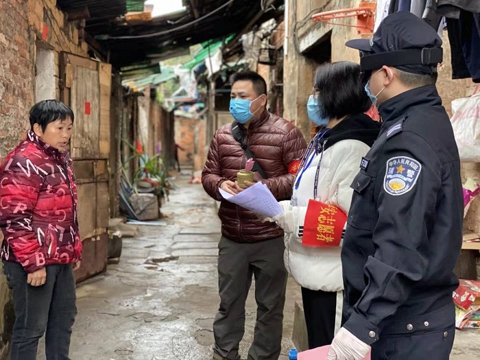 圖2.2月4日，萬秀區(qū)總工會(huì)主席莫培燁到龍骨社區(qū)協(xié)助開展疫情防控核查和宣傳工作.jpg