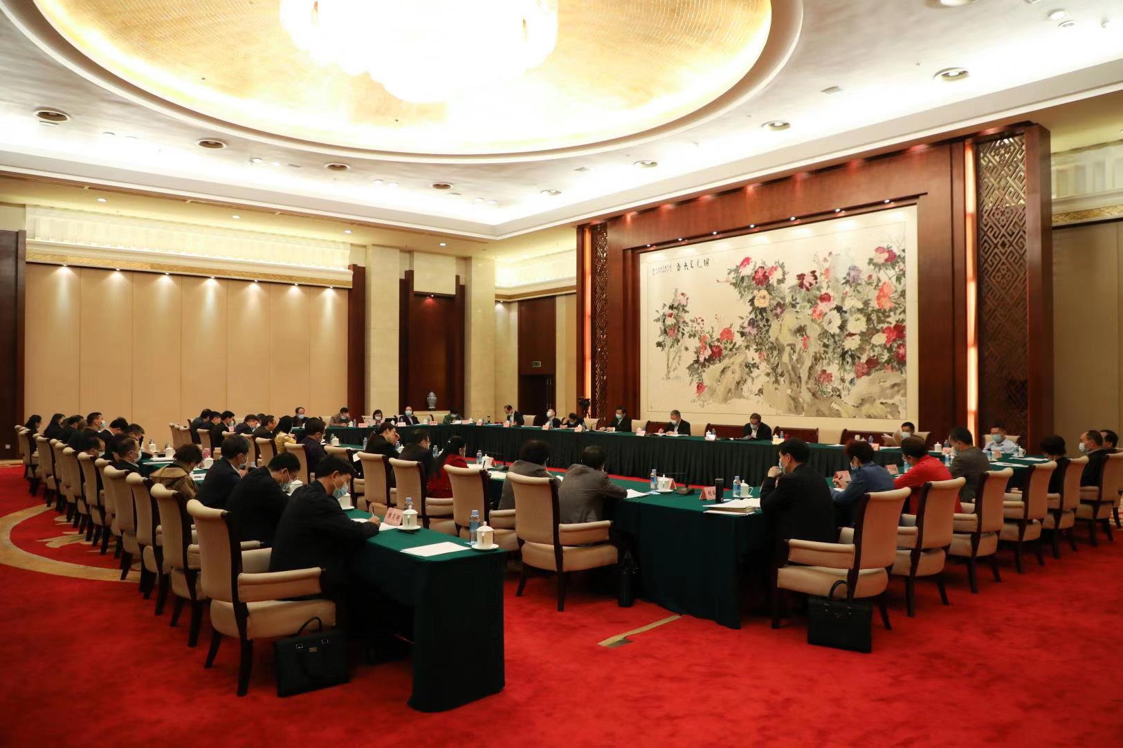 自治區(qū)政協(xié)十二屆四次會議召開期間，工會界別委員結(jié)合工作實際，積極建言獻策——