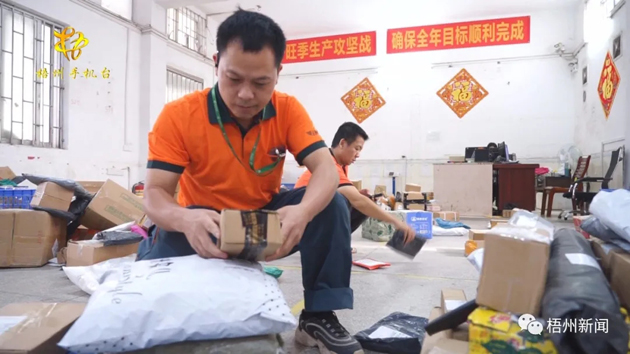 【勞動(dòng)創(chuàng)造幸?！靠爝f小哥黎柱輝的奮斗生活