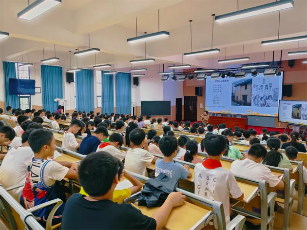 廣西五一勞動獎章獲得者冼友蕓到蒼梧第一實驗小學開展主題宣講活動