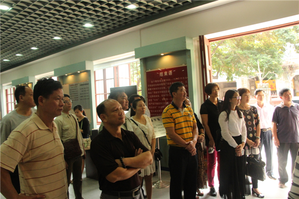 為踐行社會(huì)主義核心價(jià)值觀，進(jìn)一步弘揚(yáng)優(yōu)秀傳統(tǒng)文化，引領(lǐng)全市廣大職工群眾文明祭祖，文明追思。4月3日梧州市總工會(huì)組織干部職